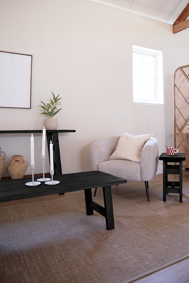 Houten meubels van Baan Woods, behandeld met een zwarte beits 