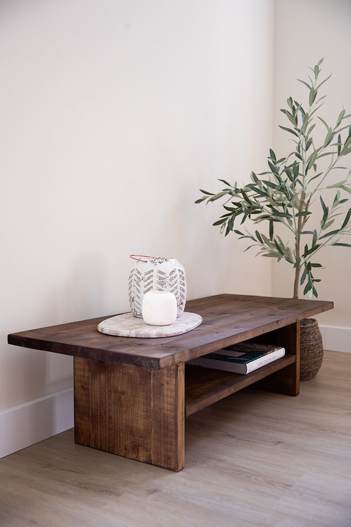 Houten lage salontafel in de kleur donkerbruin van Baan Woods