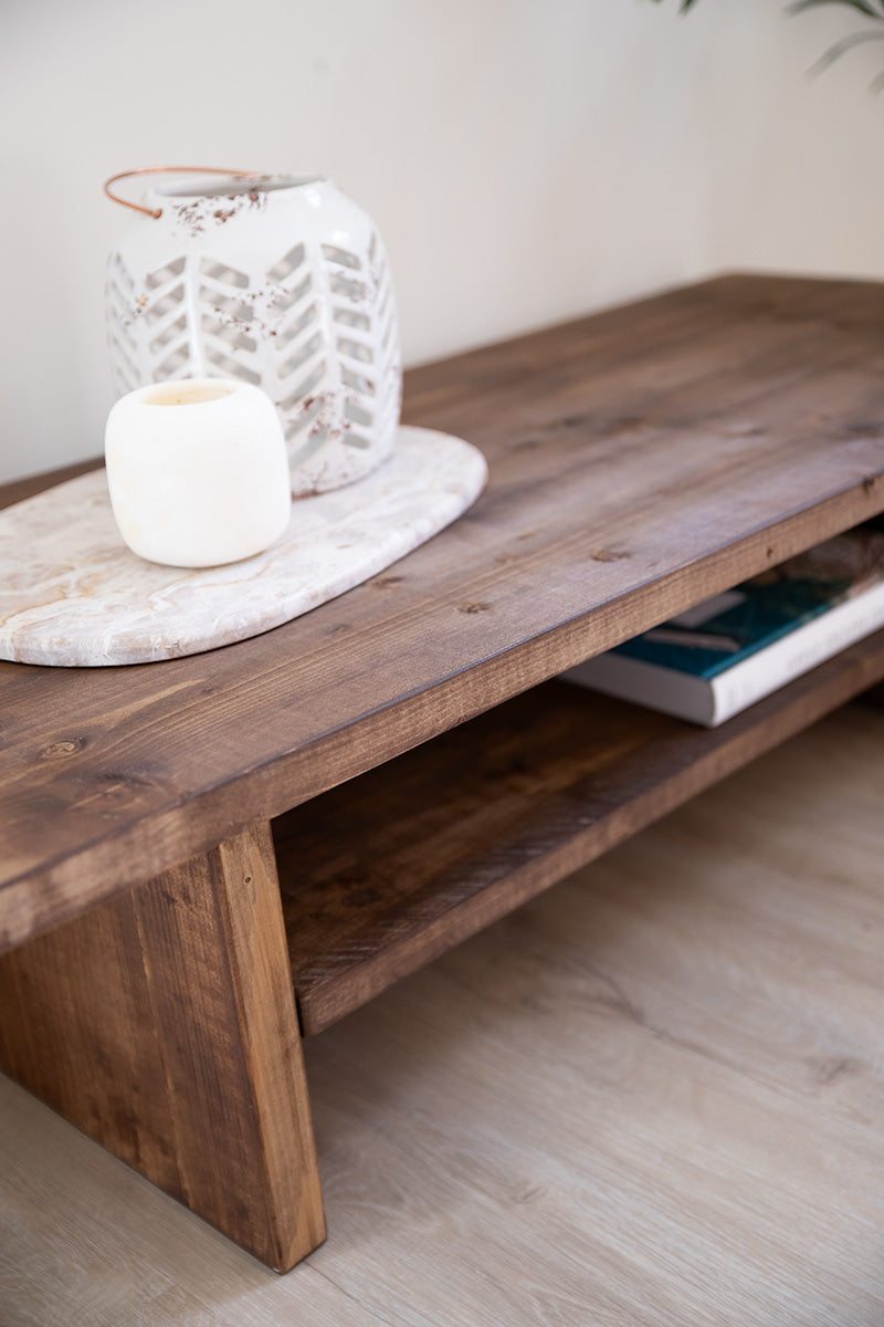 Veelzijdige houten salontafel van Baan Woods met extra opbergruimte 