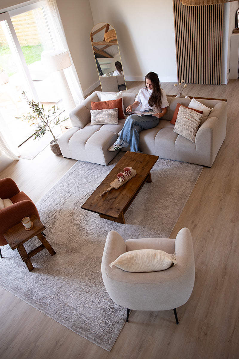 Lage houten salontafel met extra plank, ideaal voor in de woonkamer