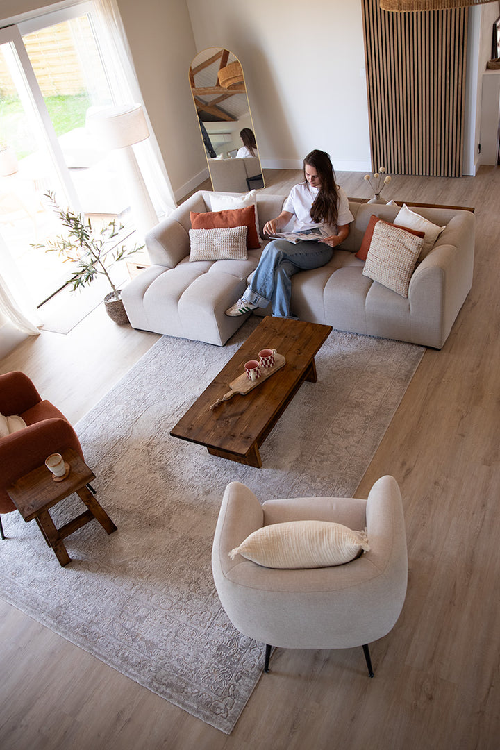 Lage houten salontafel met extra plank, ideaal voor in de woonkamer