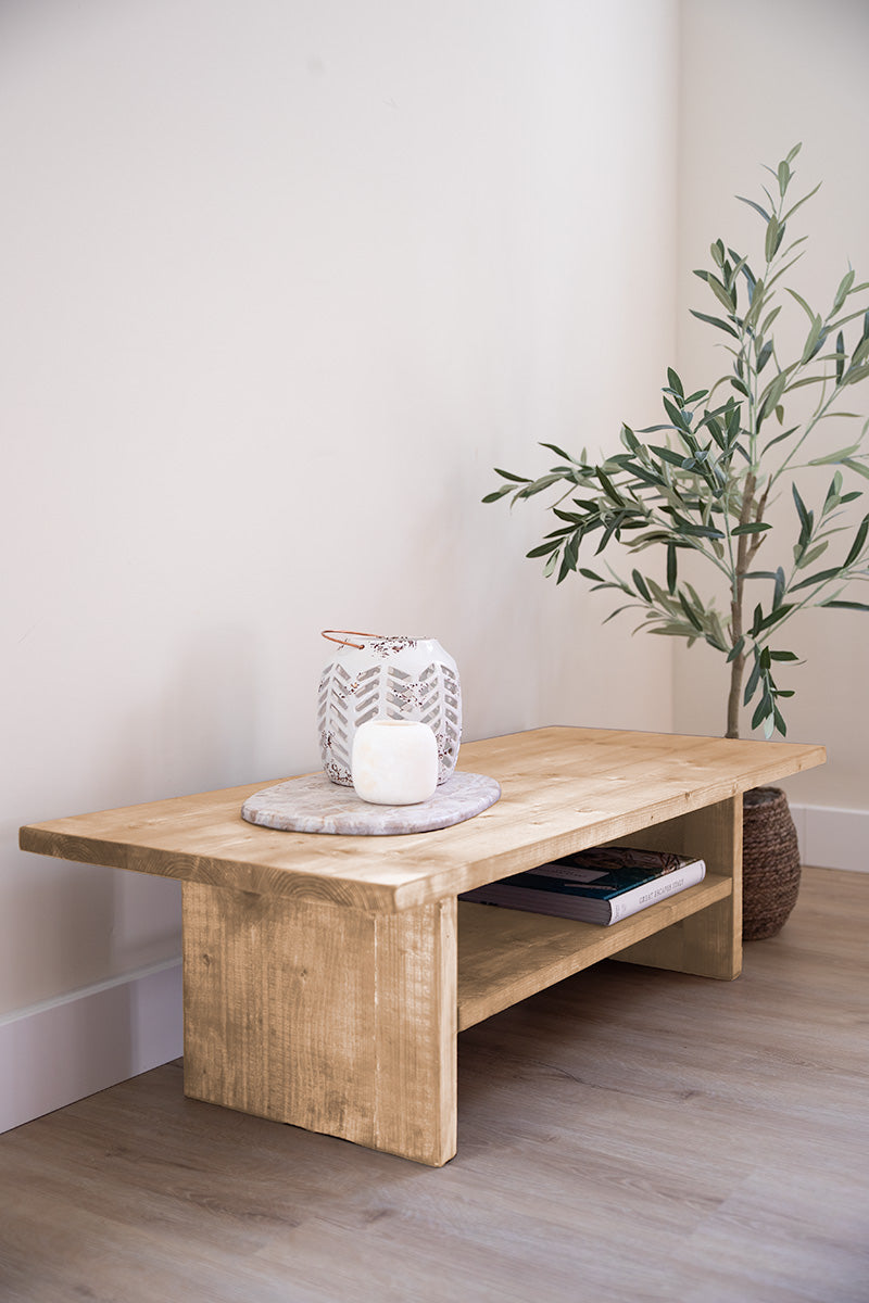 Lichtbruin houten salontafel met tussenblad, prachtig voor in een Scandinavisch interieur