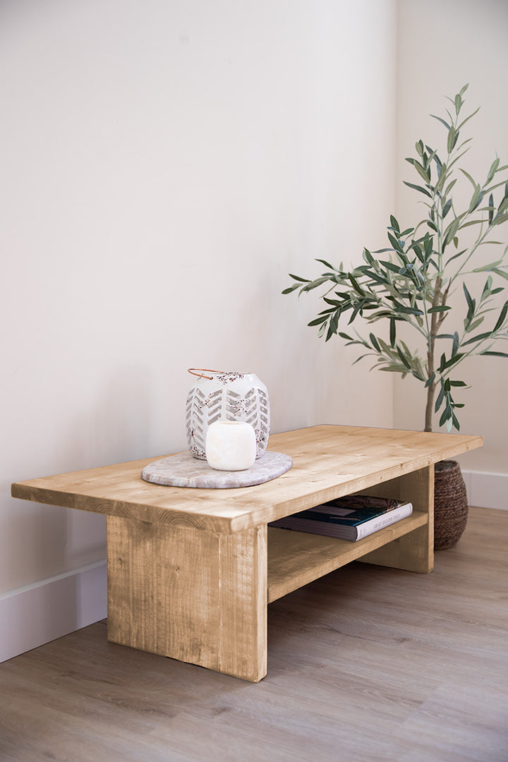 Lichtbruin houten salontafel met tussenblad, prachtig voor in een Scandinavisch interieur