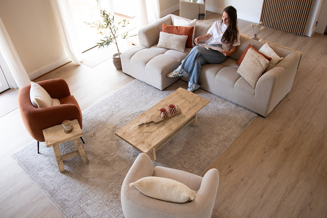 Kruk Bo en salontafel Mine in de kleur lichtbruin van Baan Woods