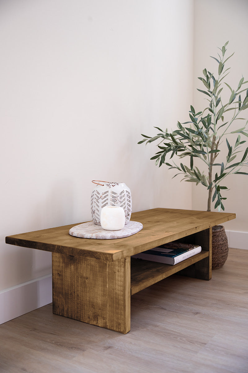 Robuuste houten salontafel in de kleur middenbruin met tussenblad voor boeken of tijdschriften