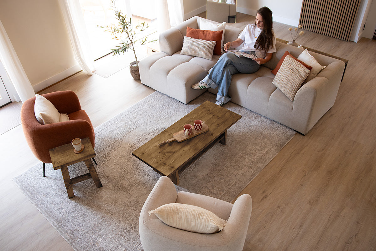 Salontafel Mine en kruk Bo in de kleur middenbruin van Baan Woods in een lichte woonkamer