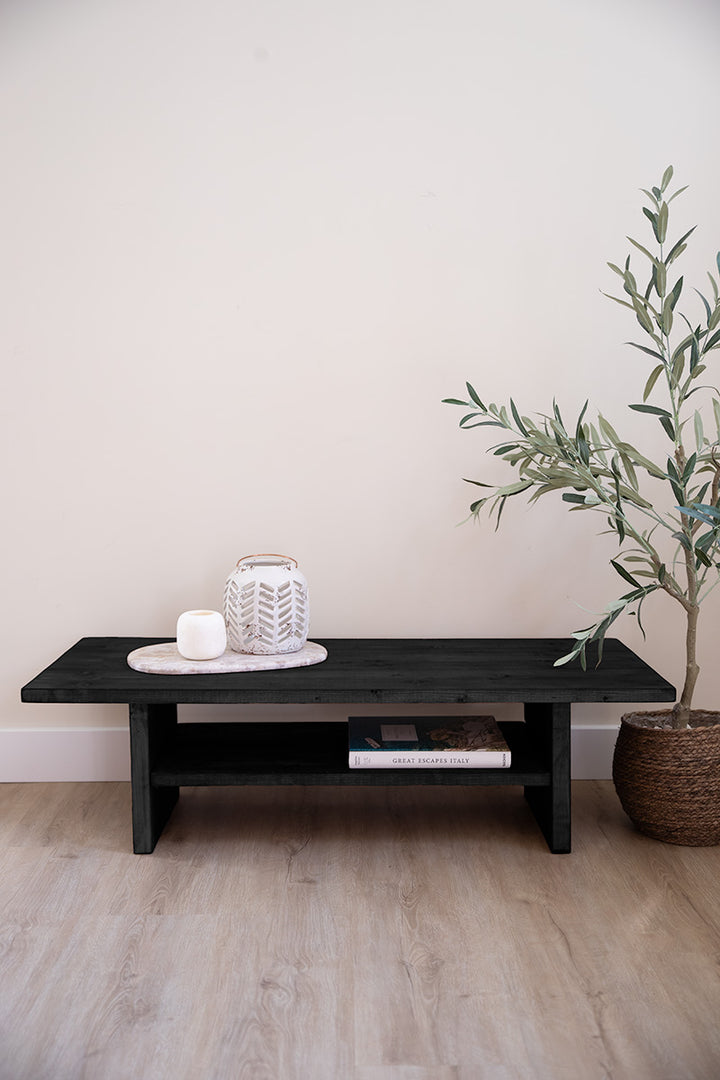 Zwarte salontafel van Baan Woods, handgemaakt en robuust 