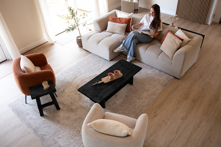 Robuuste houten salontafel en kruk in de kleur zwart 