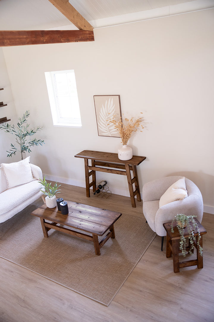 Donkerbruine houten meubels van Baan Woods samen in één interieur