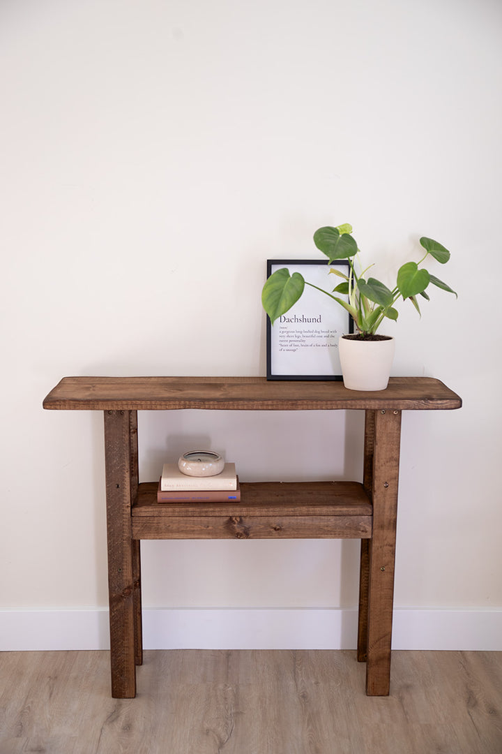 Handgemaakte houten sidetable Baan, afgewerkt met duurzame donkerbruine beits