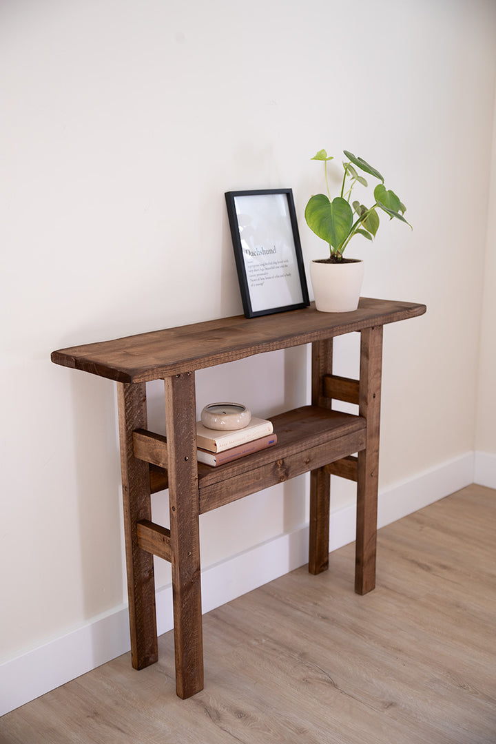 Sidetable Baan van massief hout met strakke lijnen en tijdloos design 