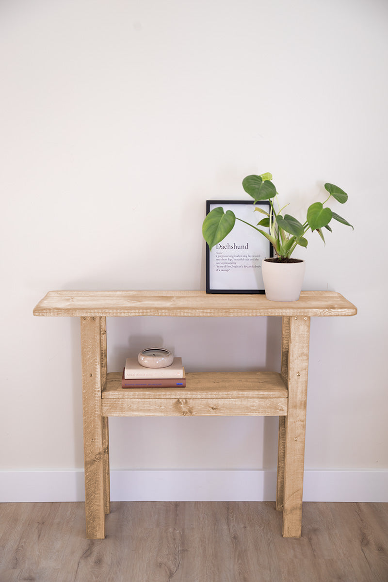 Baan Woods sidetable lichtbruin die zowel functioneel als decoratief is