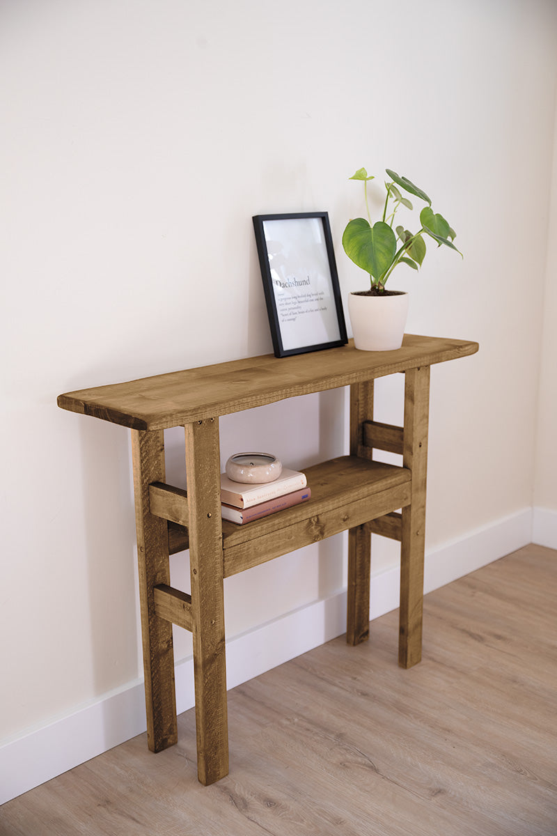 Houten sidetable Baan in de kleur middenbruin, passend bij moderne en landelijke interieurs