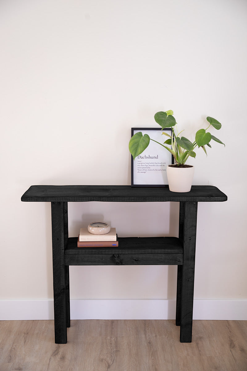 Zwarte sidetable van hout, perfect om decoratie, boeken of een lamp op te plaatsen