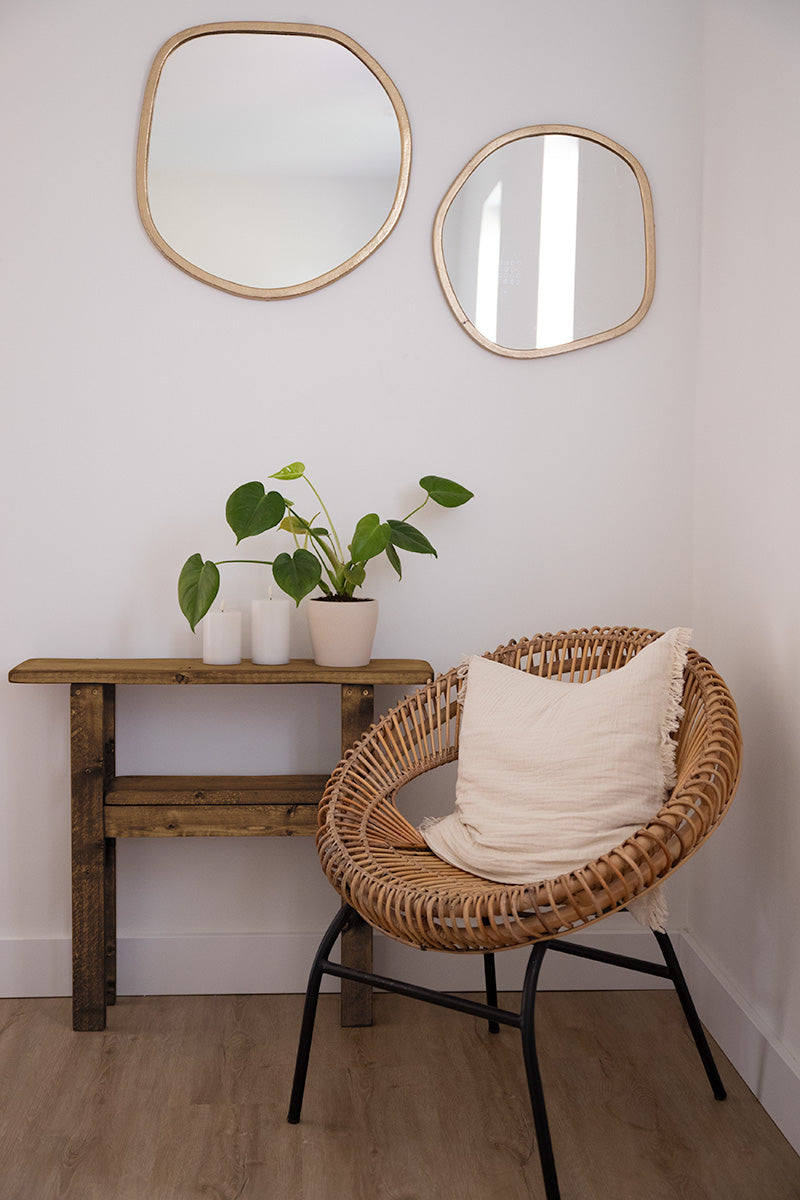 Robuuste houten sidetable van Baan Woods die rust en warmte uitstraalt