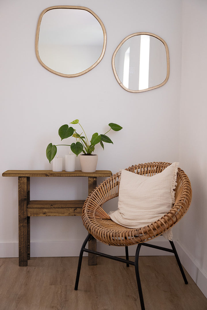 Robuuste houten sidetable van Baan Woods die rust en warmte uitstraalt