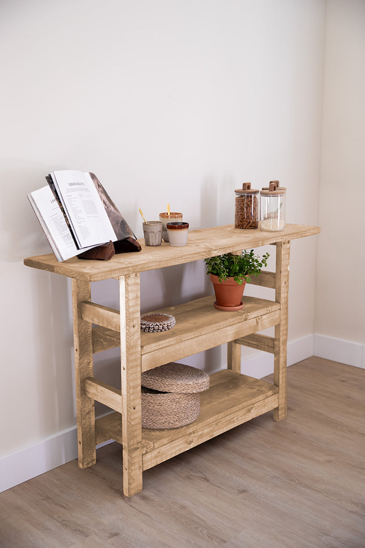 Lichtbruine houten meubel van Baan Woods, sidetable Bruut met dubbele tussenplank 