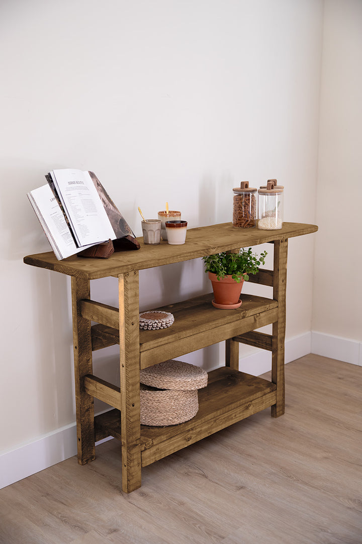 Sidetable Bruut in middenbruine kleur van Baan Woods met extra opbergruimte 