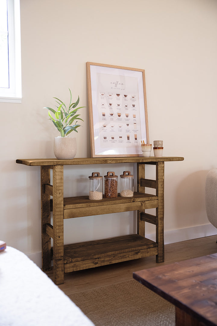 Sidetable Bruut van massief hout met dubbele tussenplank, in de kleur middenbruin van Baan Woods 