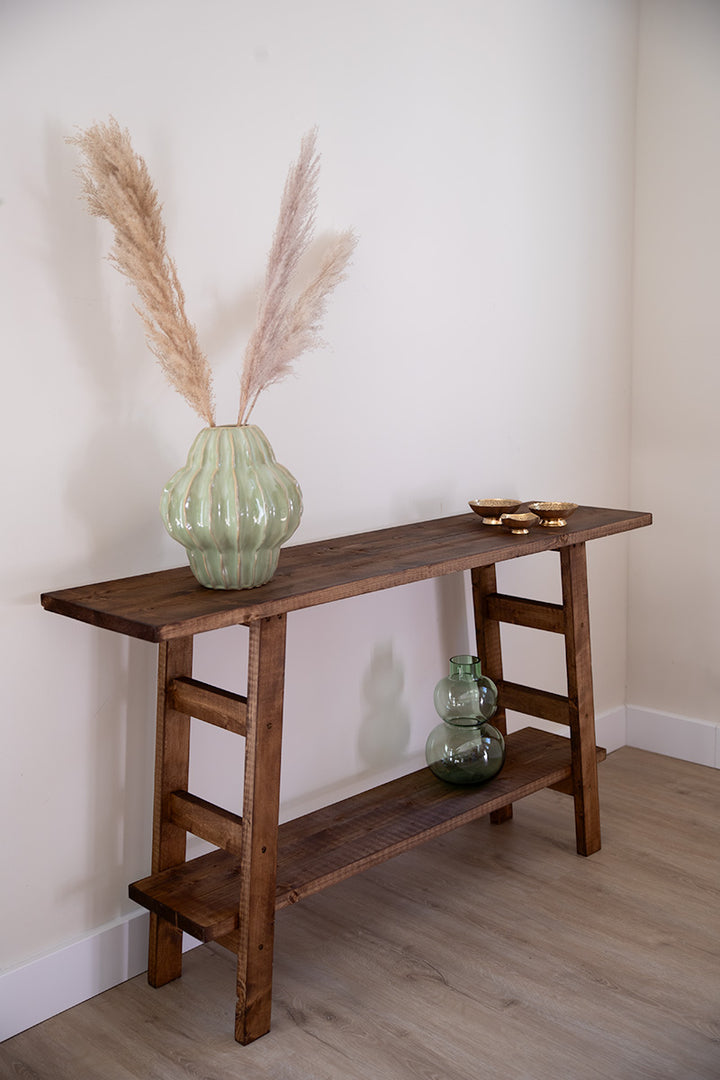 Sidetable Mood van hout met schuine poten
