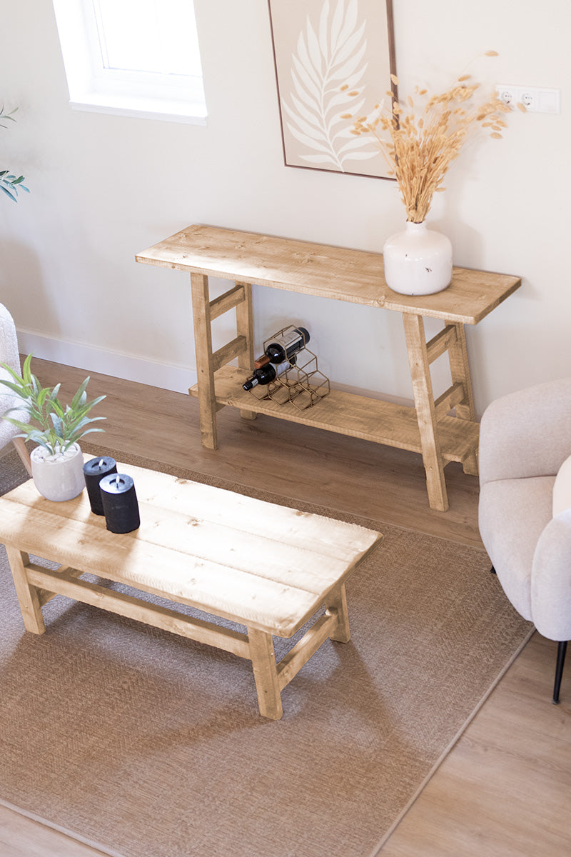 Lichtbruine salontafel en sidetable van Baan Woods in licht interieur 