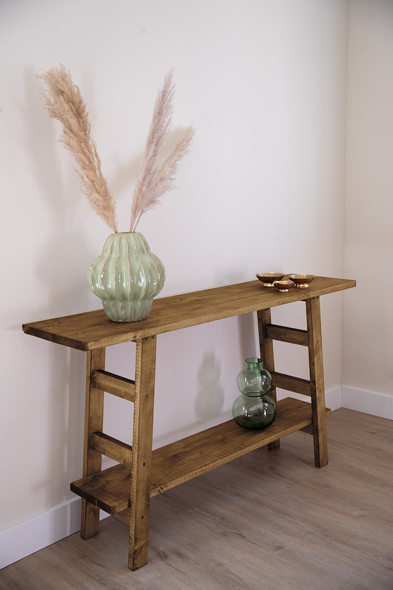 Ambachtelijk gemaakte houten sidetable Mood middenbruin met schuine poten