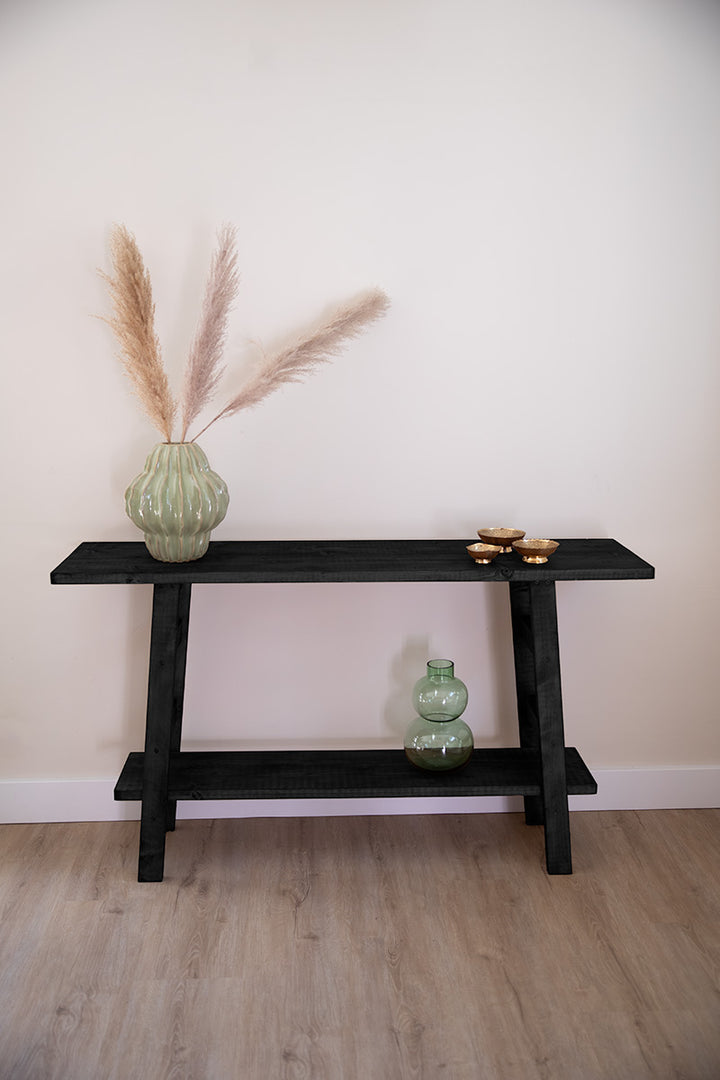 Sidetable Mood van Baan Woods, gemaakt van hout met legplank