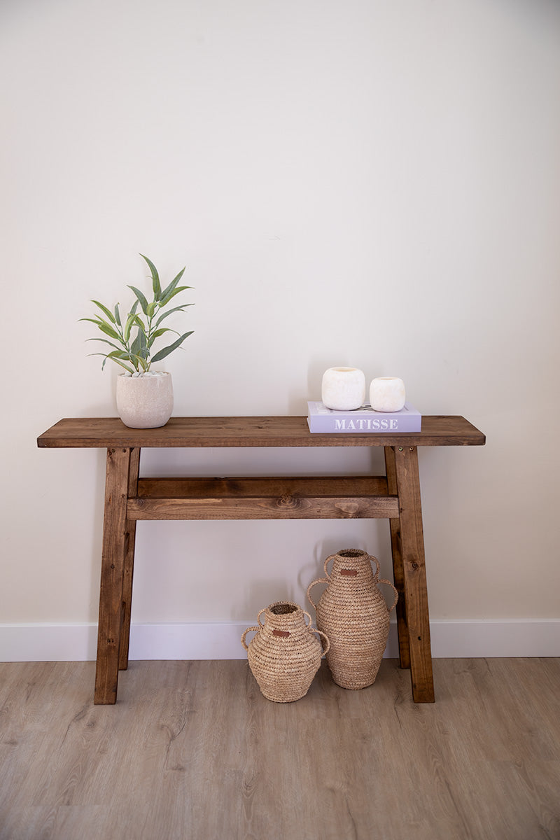 Massief houten sidetable met schuine poten, model Muze