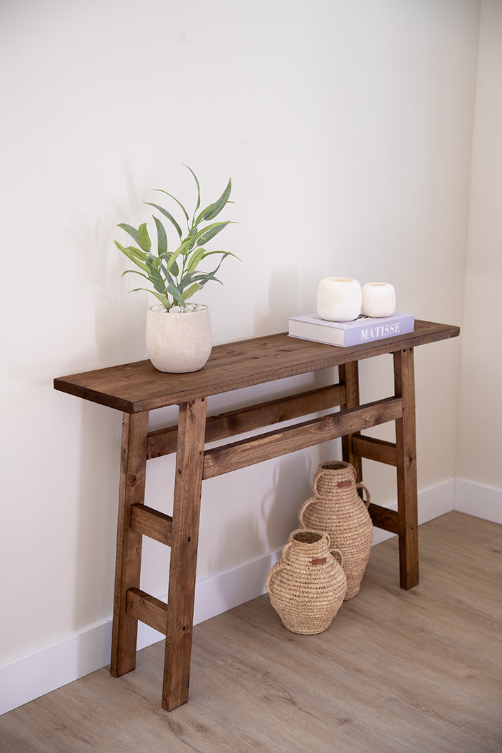 Sidetable Muze van Baan Woods in donkerbruine houten kleur met schuine houten poten