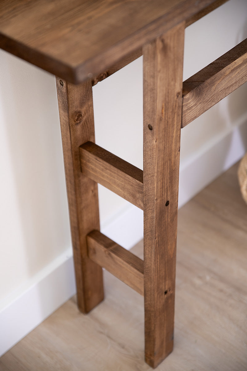 Duurzame houten wandtafel Muze met stevige schuine poten