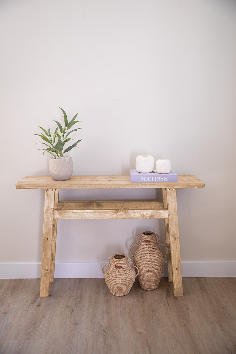 Handgemaakte sidetable Muze in lichtbruin van massief hout door Baan Woods