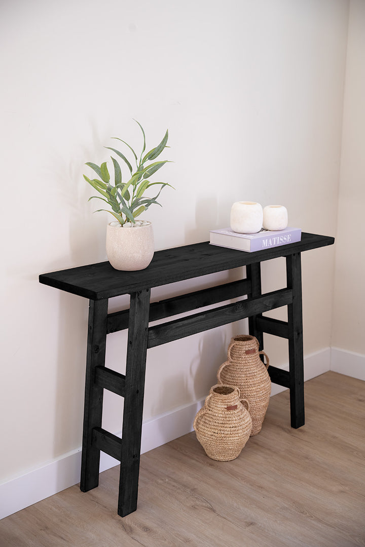 Sidetable Muze in het zwart, strak houten design met schuine poten 