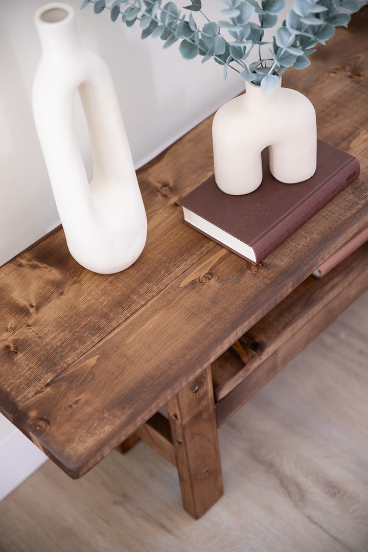 Het bovenblad van sidetable Wolf in het donkerbruin 