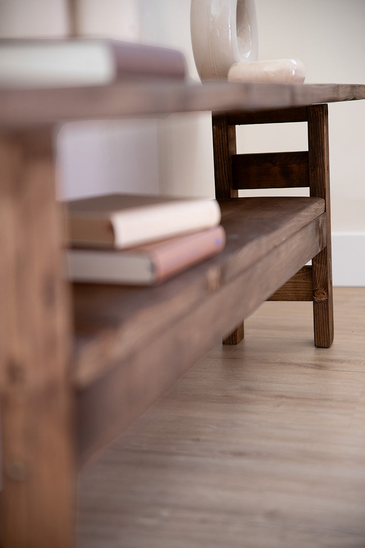 Langwerpige sidetable Wolf van hout, handgemaakt door Baan Woods