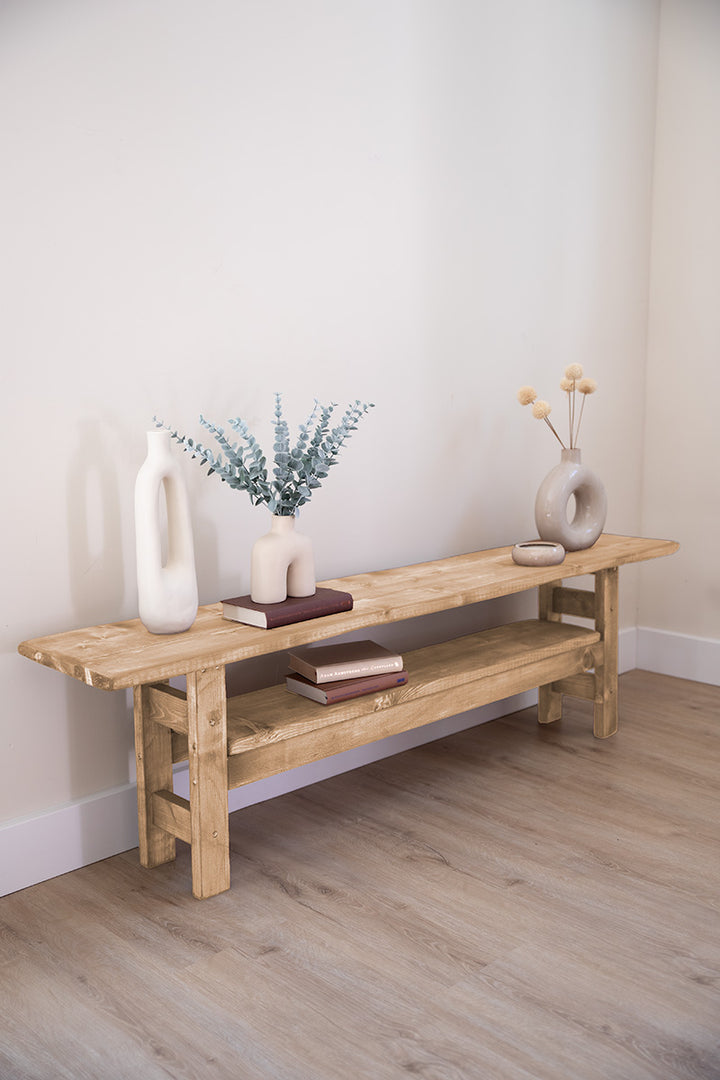 Lang, laag houten meubel van Baan Woods, te gebruiken als sidetable of tv-meubel