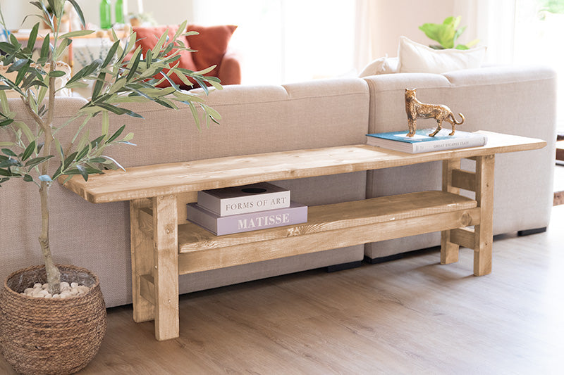 Lichtbruine wandtafel voor achter de bank in de woonkamer 