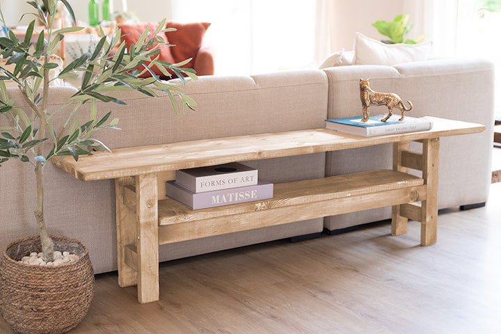 Lichtbruine wandtafel voor achter de bank in de woonkamer 