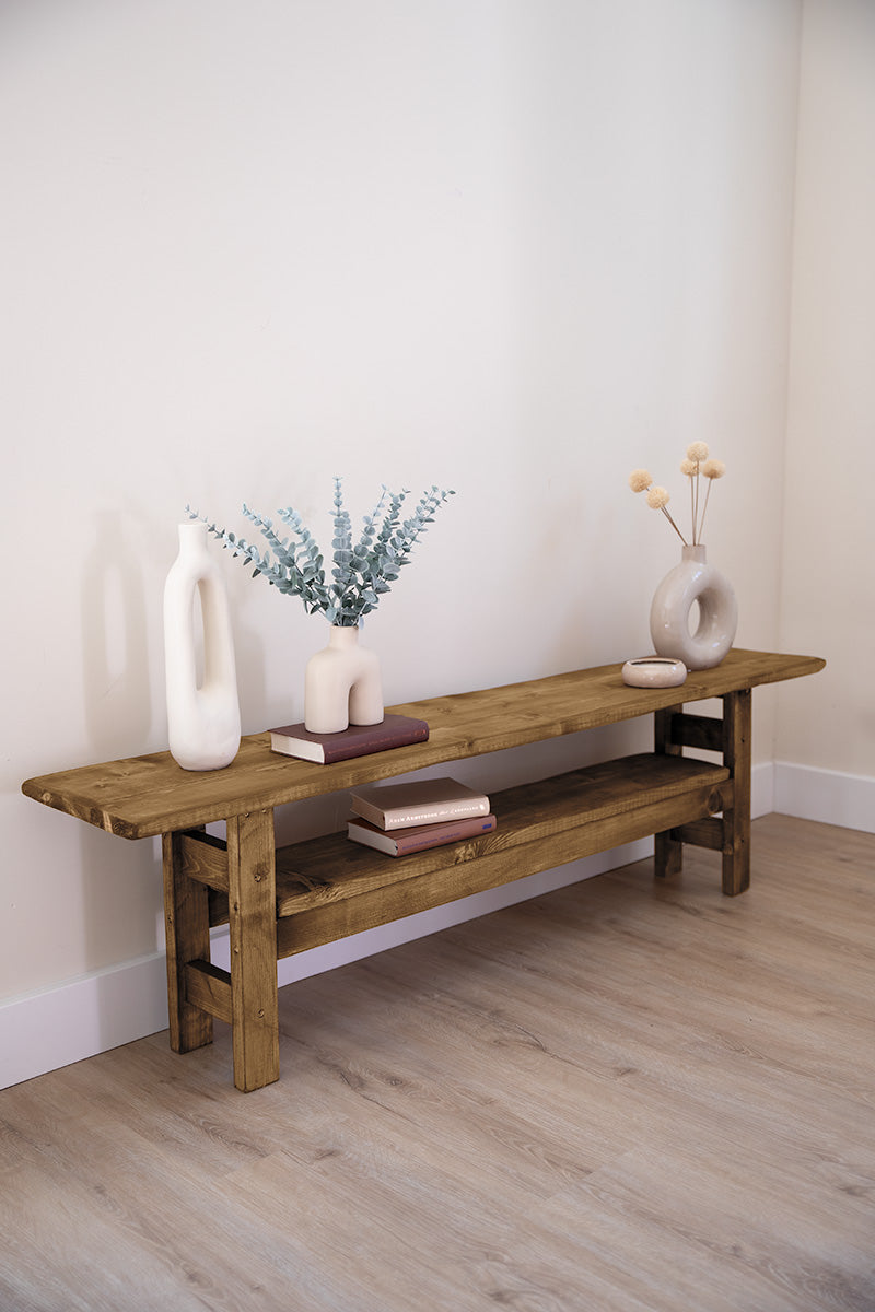 Lang, laag houten meubel van Baan Woods in de kleur middenbruin, te gebruiken als sidetable of tv-meubel