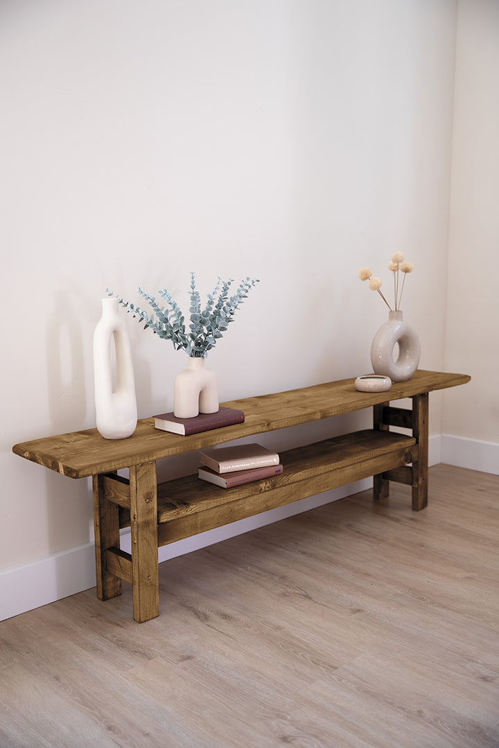 Lang, laag houten meubel van Baan Woods in de kleur middenbruin, te gebruiken als sidetable of tv-meubel