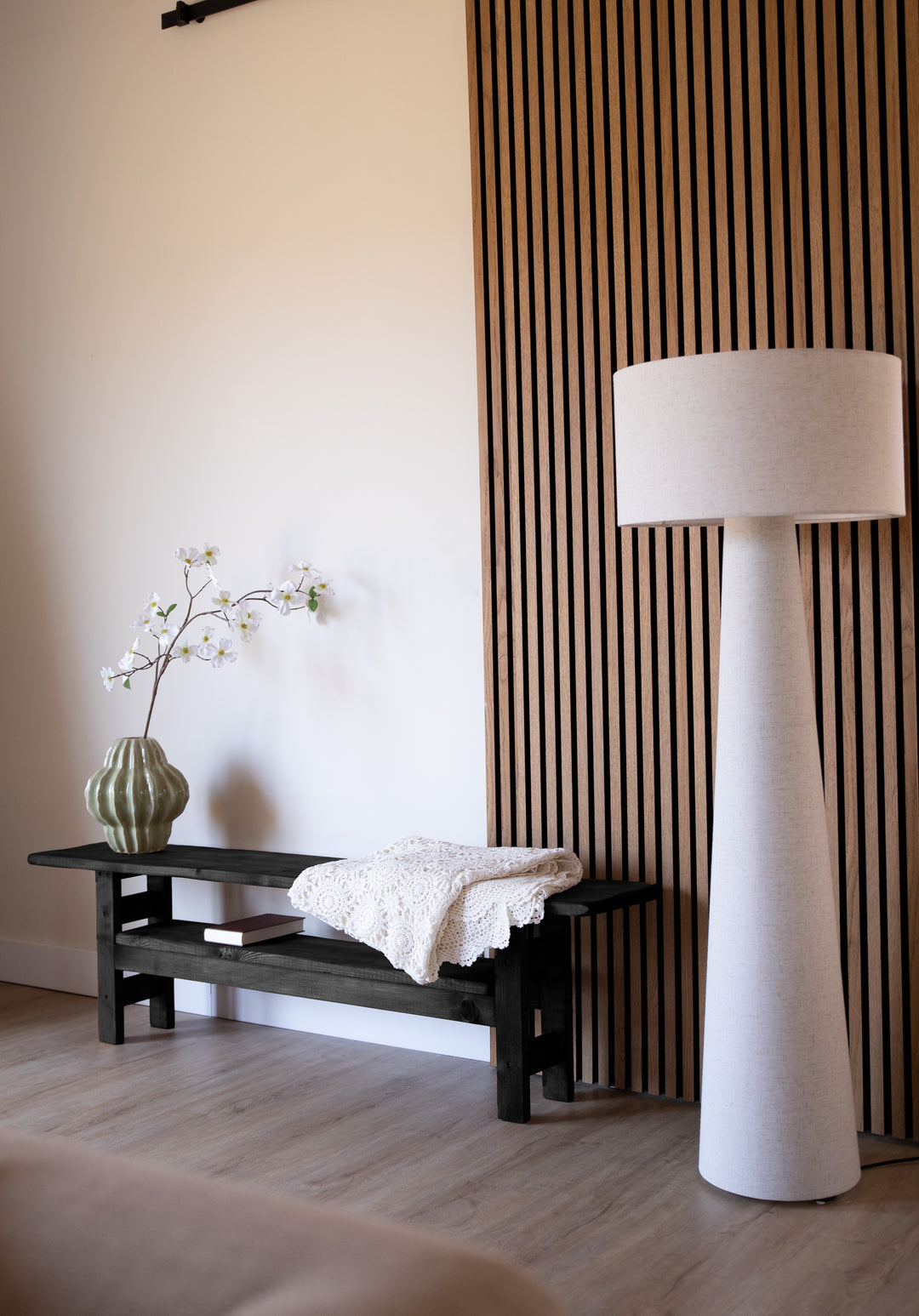 Lage sidetable Wolf van hout, ideaal voor accessoires of media-apparatuur