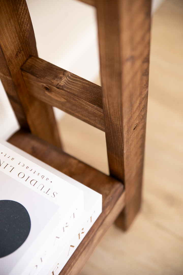 Sidetable Woods, met schuine stevige poten 