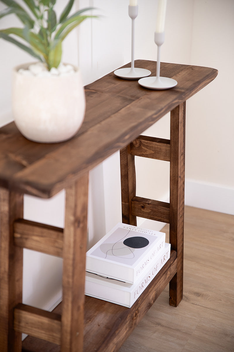 Houten sidetable met tussenplank, mooi passend bij rustige woonstijlen
