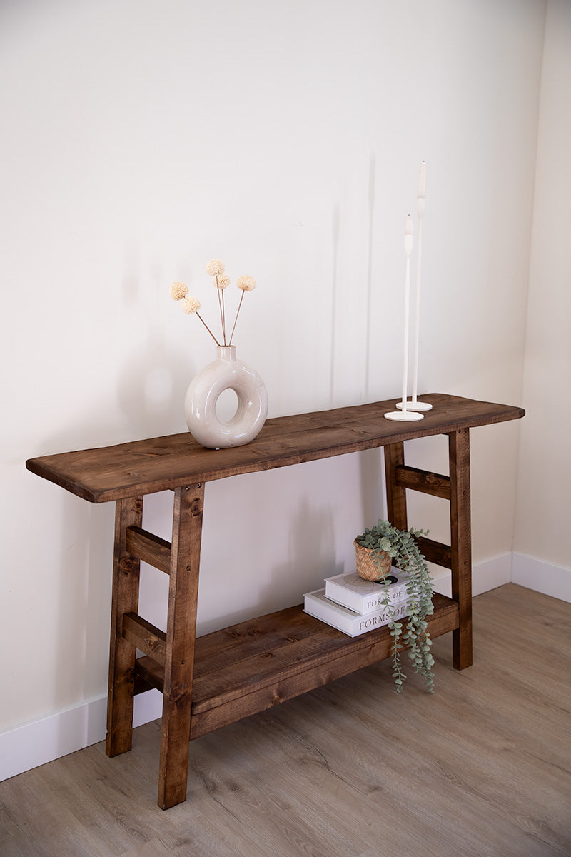 Sidetable Woods donkerbruin van Baan Woods met schuine poten en tussenplank