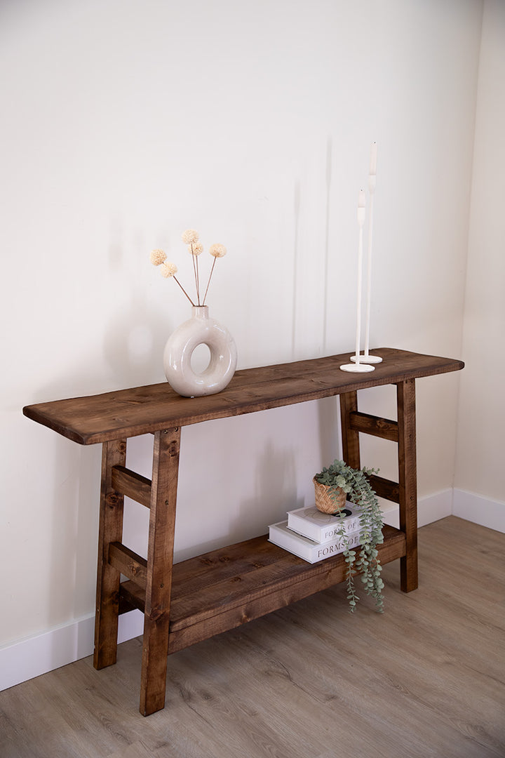 Sidetable Woods donkerbruin van Baan Woods met schuine poten en tussenplank