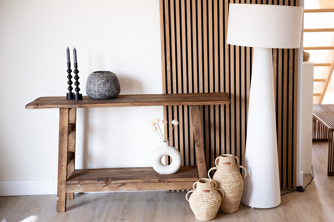 Sidetable Woods in een beige en houten interieur 