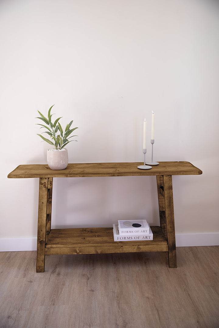 Houten sidetable Woods met tussenplank, mooi passend bij rustige woonstijlen