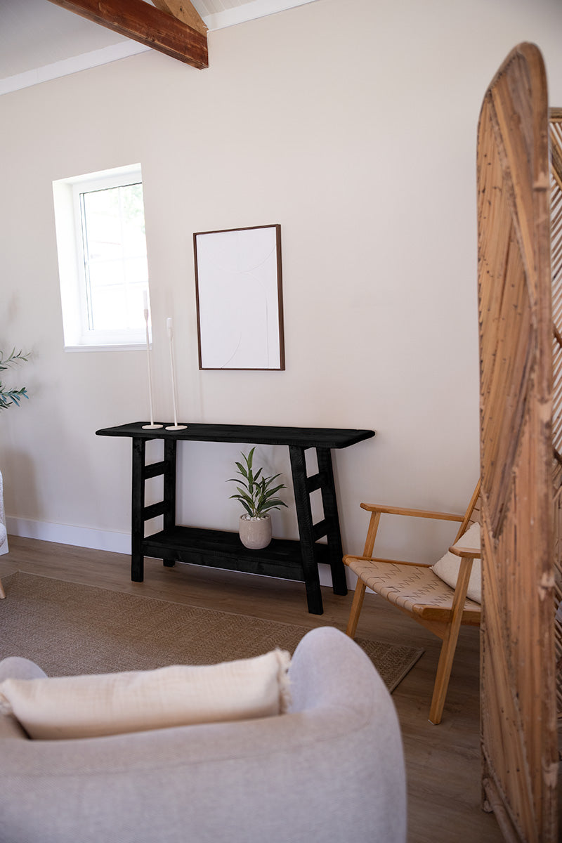 Stijlvolle houten wandtafel Woods met schuine poten in de kleur zwart 