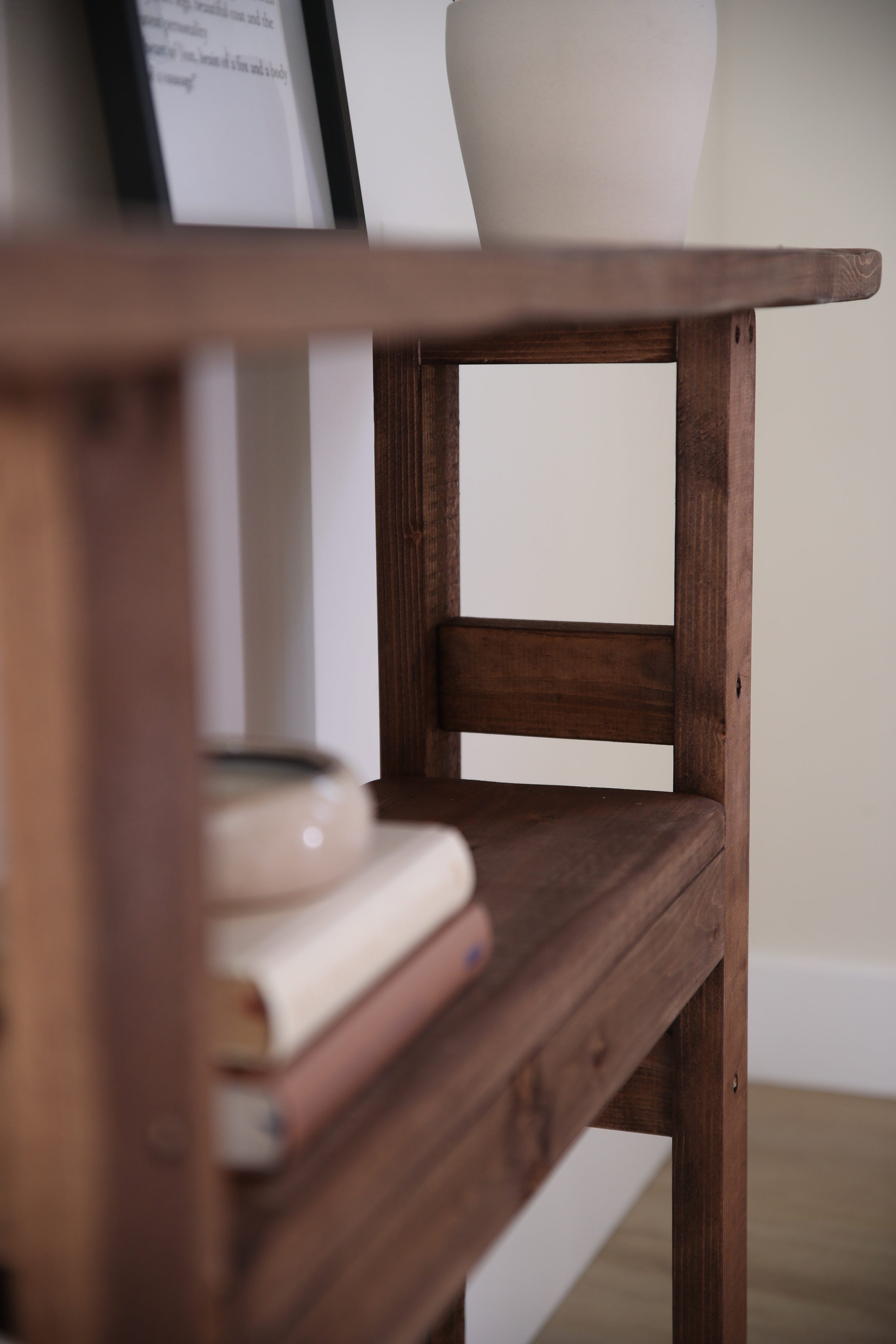 Detail van sidetable Baan in de kleur donkerbruin 