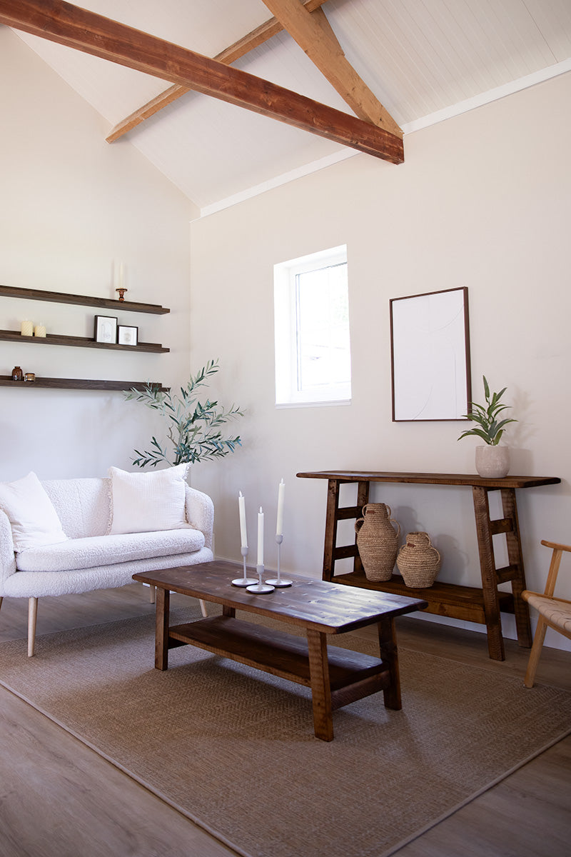 Houten meubels van Baan Woods in donkerbruine kleur, combineren stijl en functionaliteit 