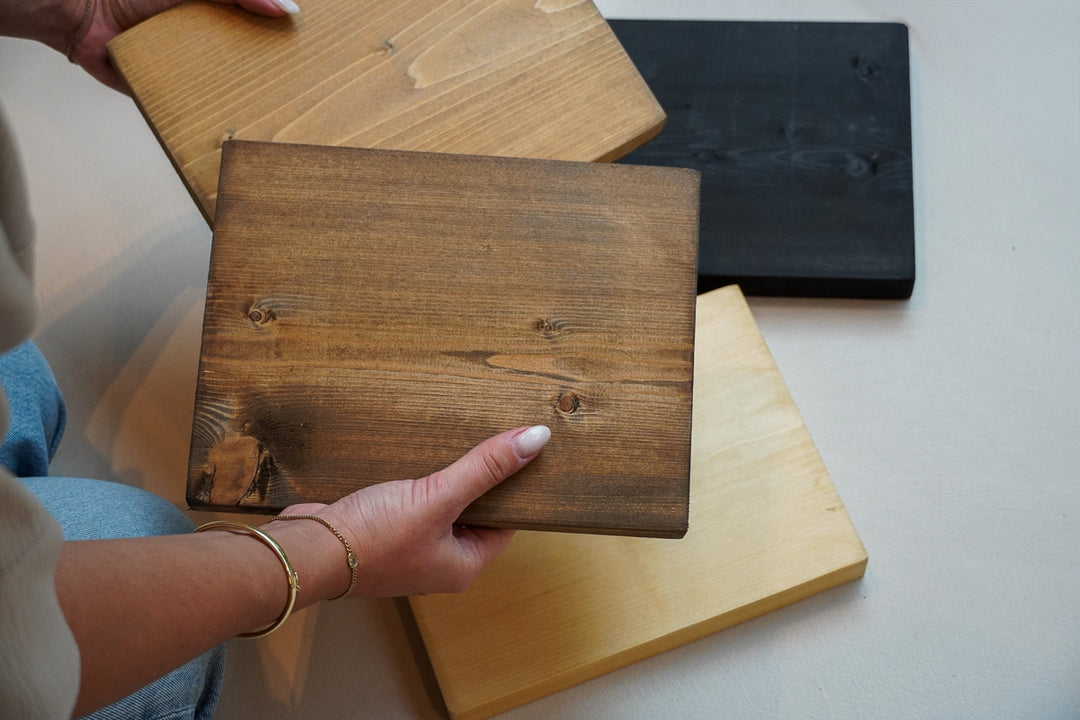 Kleur staaltjes van Baan Woods worden vastgehouden door klant